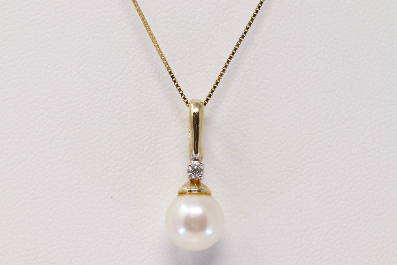 14Kt Yellow Gold Pearl Diamond Pendant. (1 of 4)