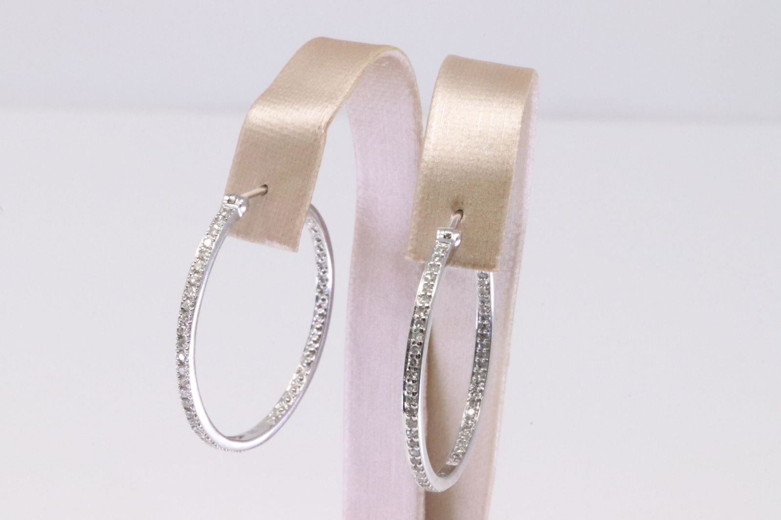 14Kt White Gold Diamond Earring. (1 of 5)