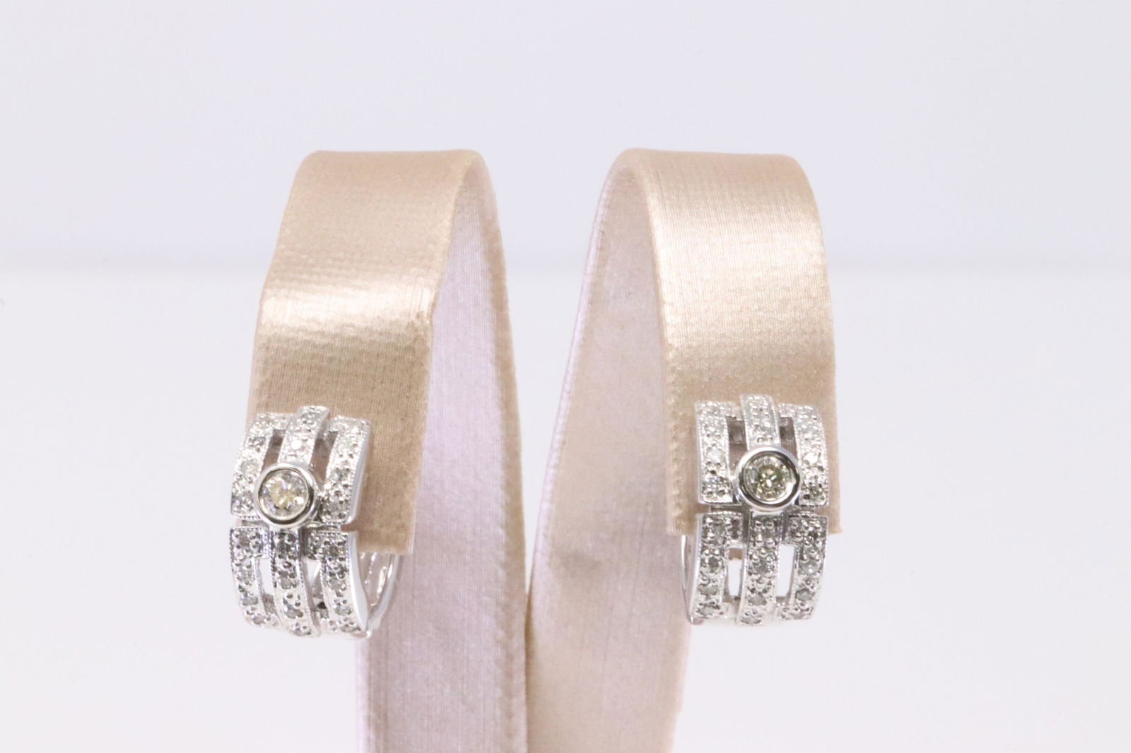 14Kt White Gold Diamond Earring. (1 of 5)