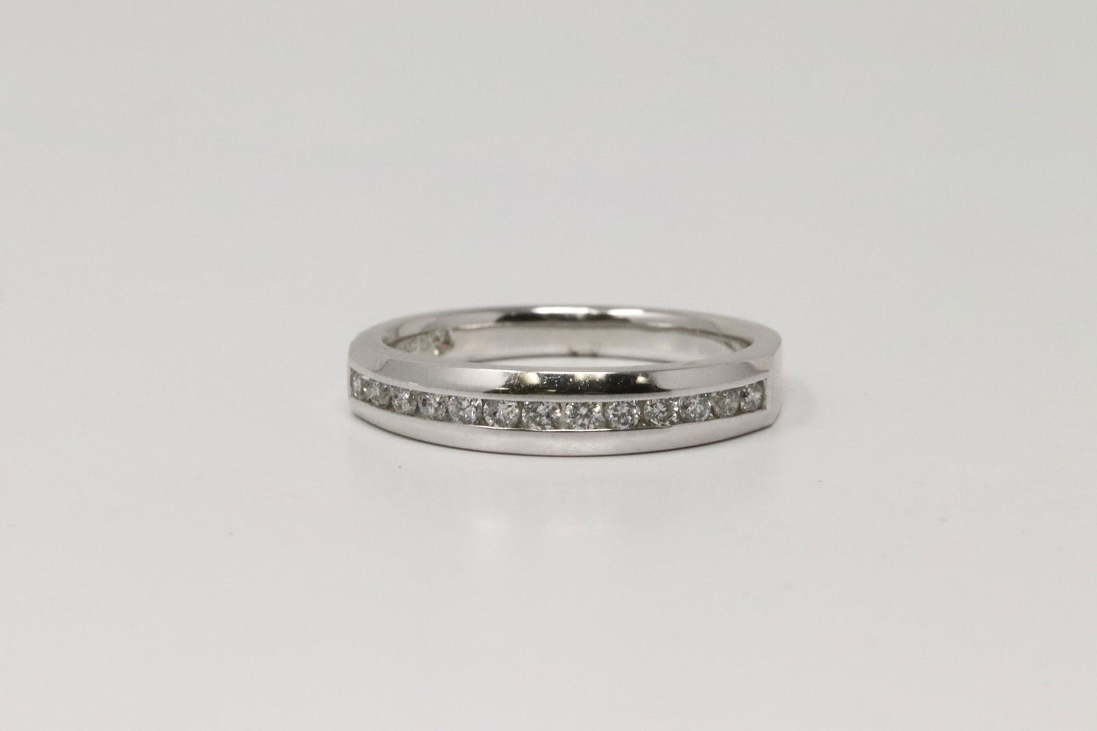 18Kt White Gold Diamond Ring. (1 of 4)