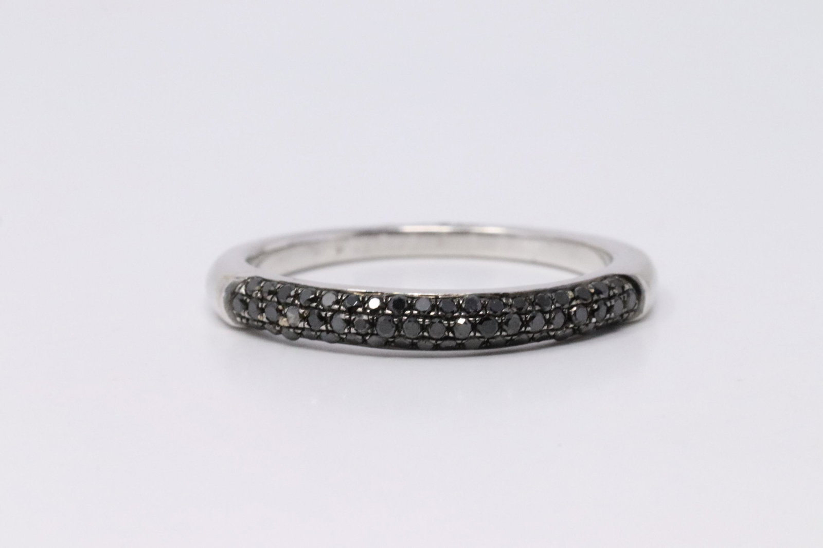 14Kt White Gold Diamond Ring.: 14kt Ladies White Gold Diamond Band. Black Diamonds Bar Band: 0.28ctw. Ring size: 6.75. Total weight: 2.10 Grams. XU-4D2