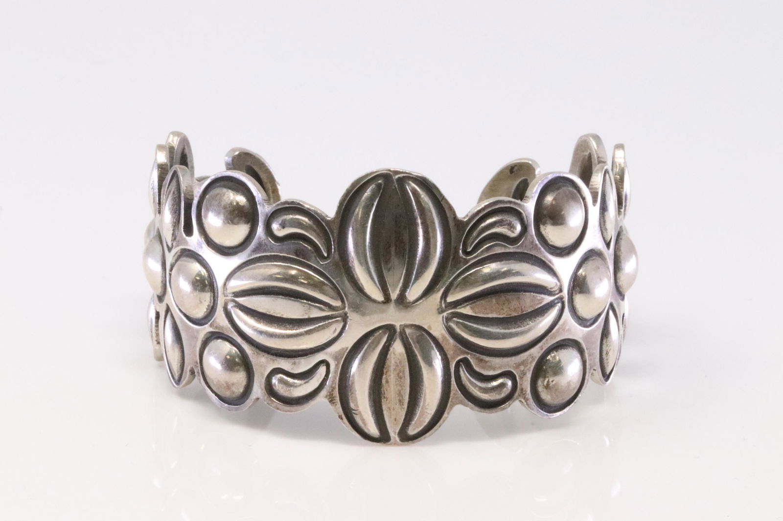 Native America Handmade Navajo Sterling Silver Bracelet (1 of 4)