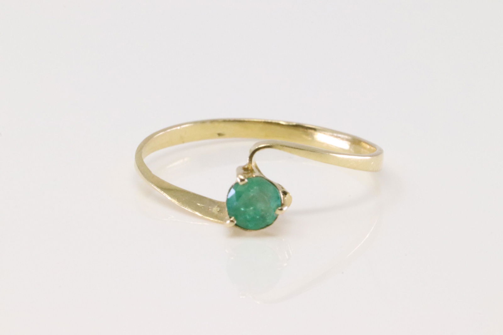 18Kt Yellow Gold Emerald Ring. (1 of 4)