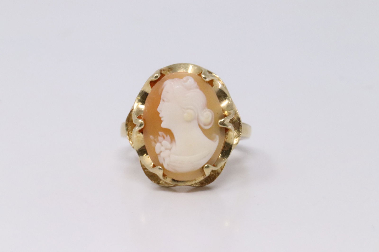 14Kt Yellow Gold Cameo Ring. (1 of 4)