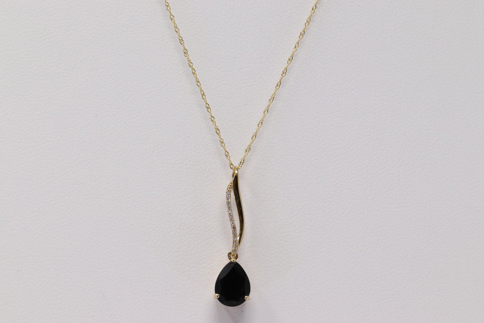 14Kt Yellow Gold Onyx Diamond Pendant.: Ladies 14Kt Yellow Gold Onyx Diamond Pendant. Pendant has One Black Onyx Stone on the center with Diamonds & A 14K Necklace. Necklace length: 18.00" Total weight: 1.85 Grams.