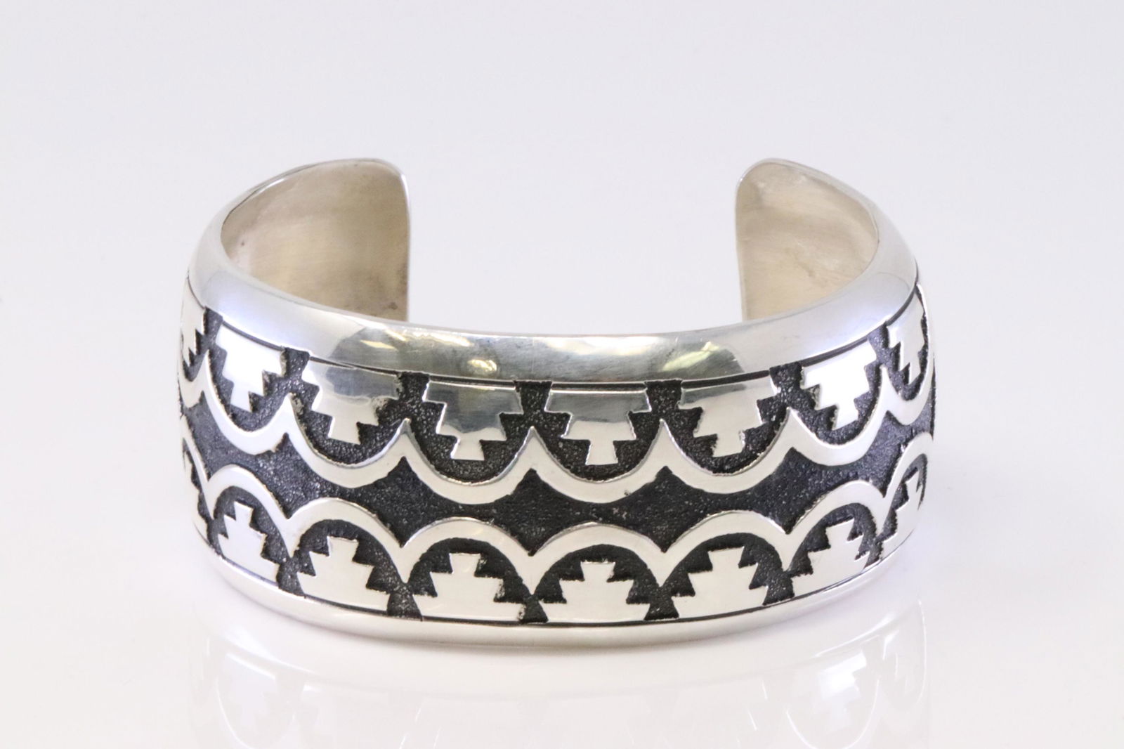 Native American Navajo Handmade Sterling Silver Cuff Bracelet By T&R Singer. (1 of 4)