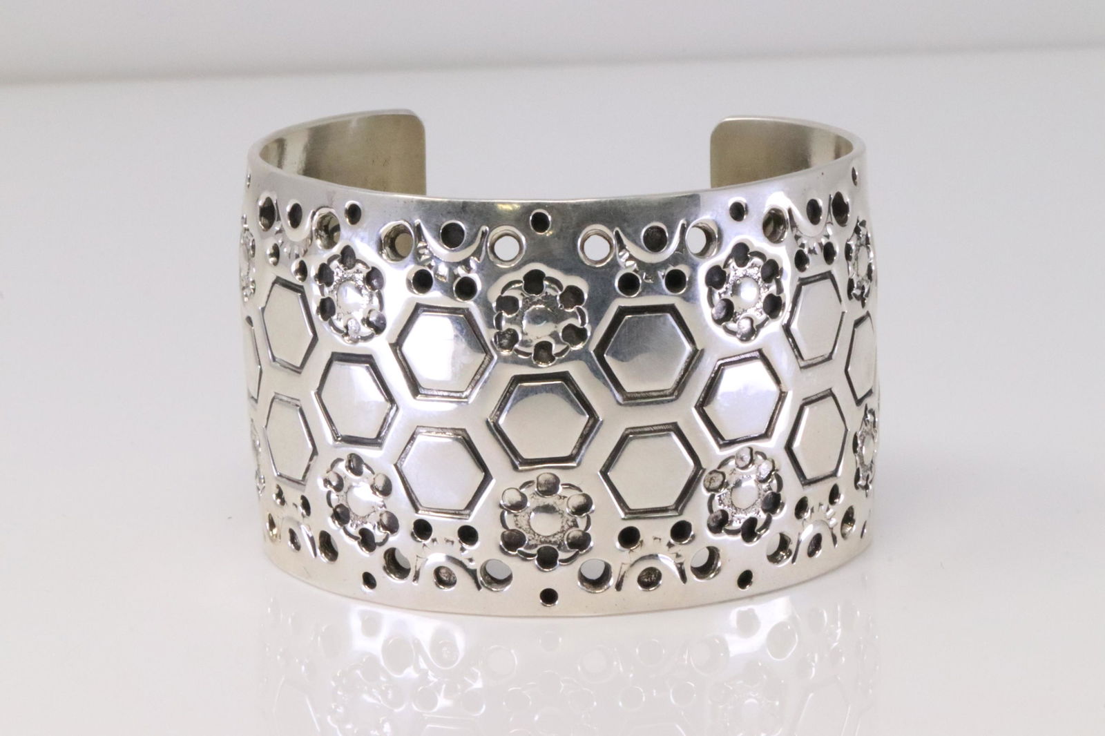Native America Navajo Handmade Sterling Silver Cuff Bracelet By Cody Willie. (1 of 4)