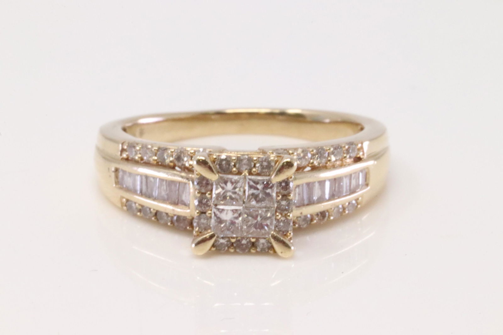 14Kt Yellow Gold Diamond Ring. (1 of 4)