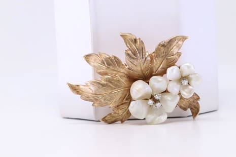 Ladies vintage Broach 14k Diamonds & Pearls: Vintage Ladies 14k broach with diamonds and pearls flower design length 2" width 1.3". Total weight 13.3 grams.