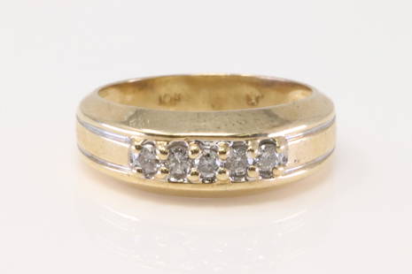 Yellow Gold Diamond Ring.: Yellow Gold Diamond Ring. Ring has 5 round Diamonds. Ring size: 6.25. Total weight: 3.40 Grams.