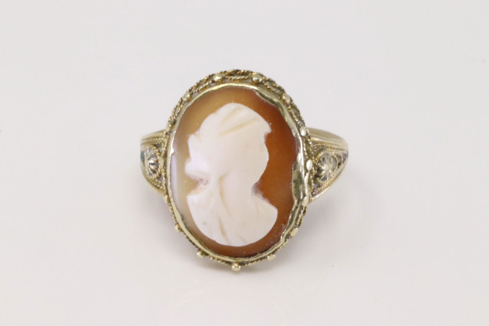 14Kt Yellow Gold Vintage Cameo Ring. (1 of 4)