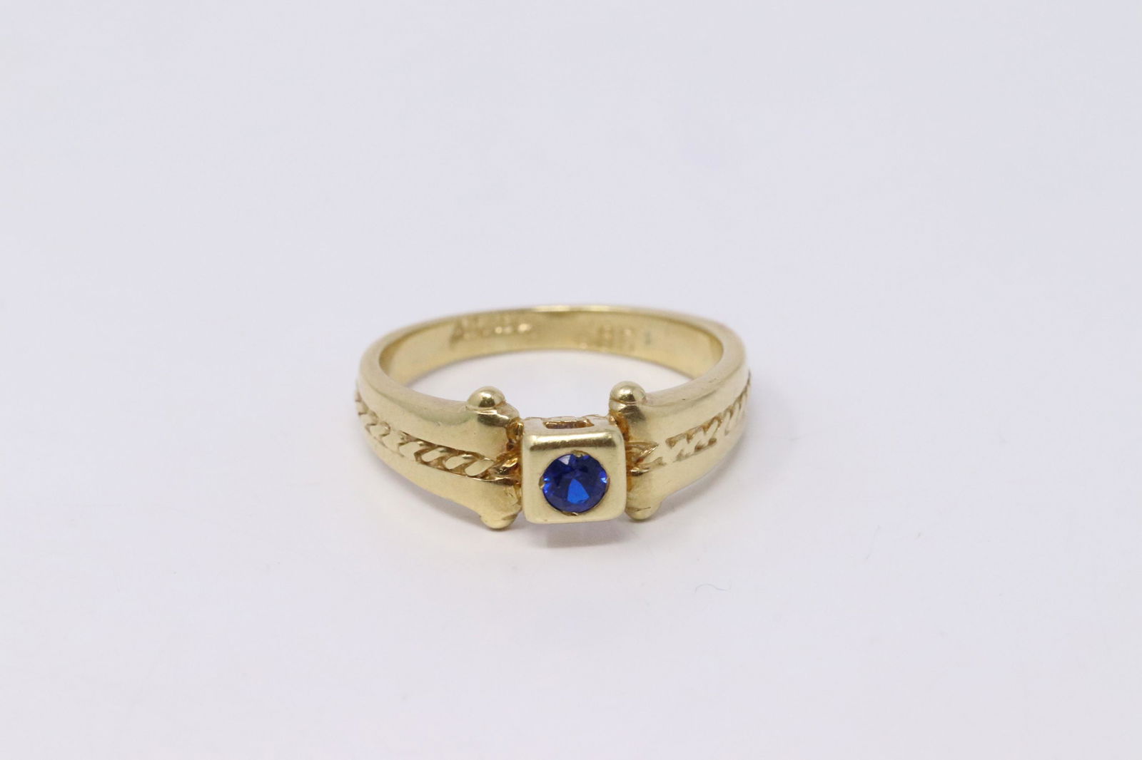 14Kt Yellow Gold Vintage Ring. (1 of 4)