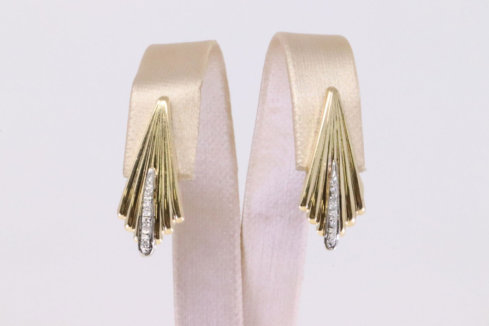 14Kt Yellow Gold Diamond Earring. (1 of 4)