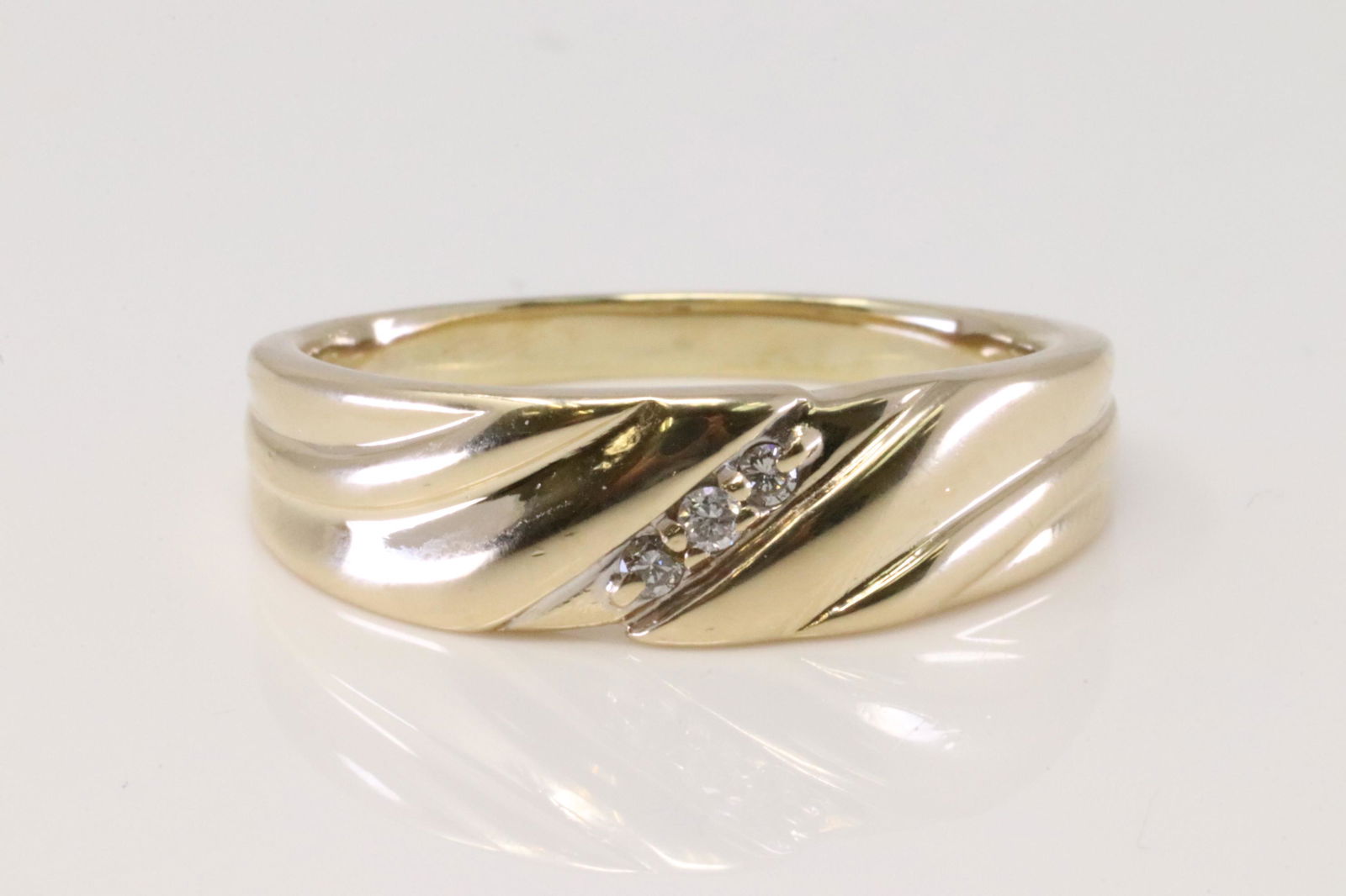 10Kt Yellow Gold Diamond Ring. (1 of 4)