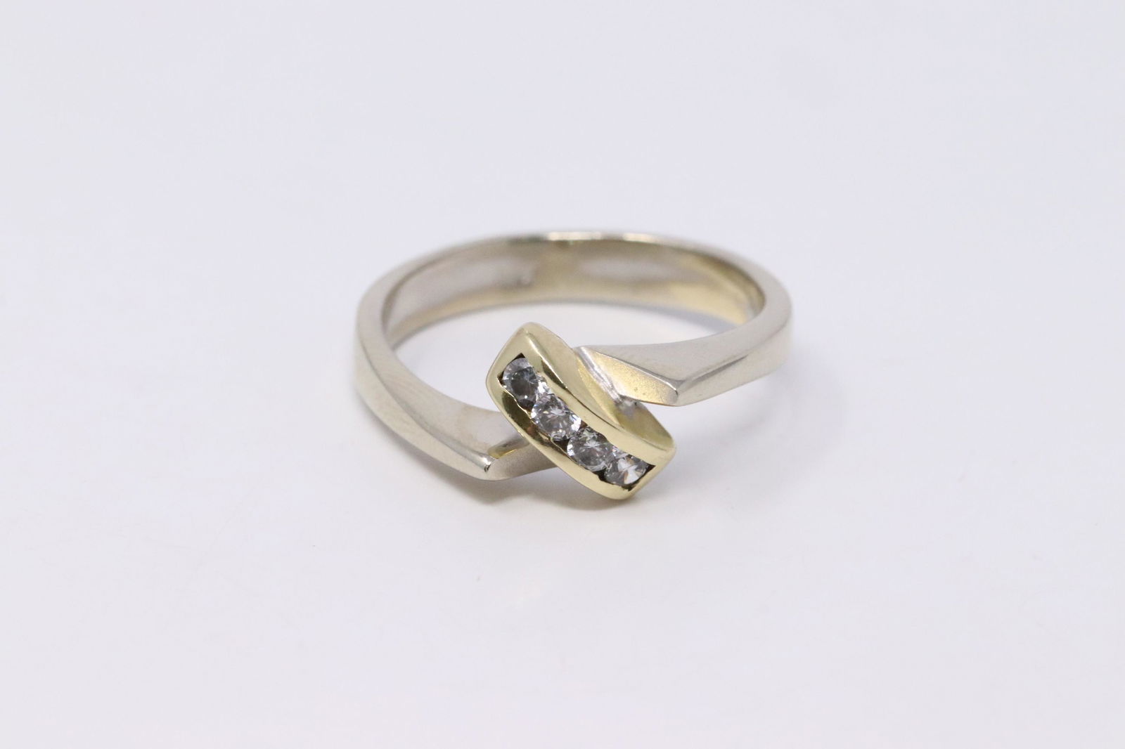 14Kt  White & Yellow Gold Diamond Ring. (1 of 4)