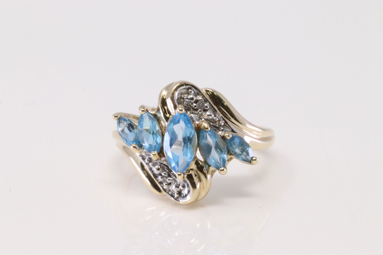10Kt Yellow Gold Blue Topaz / Diamond Ring. (1 of 4)