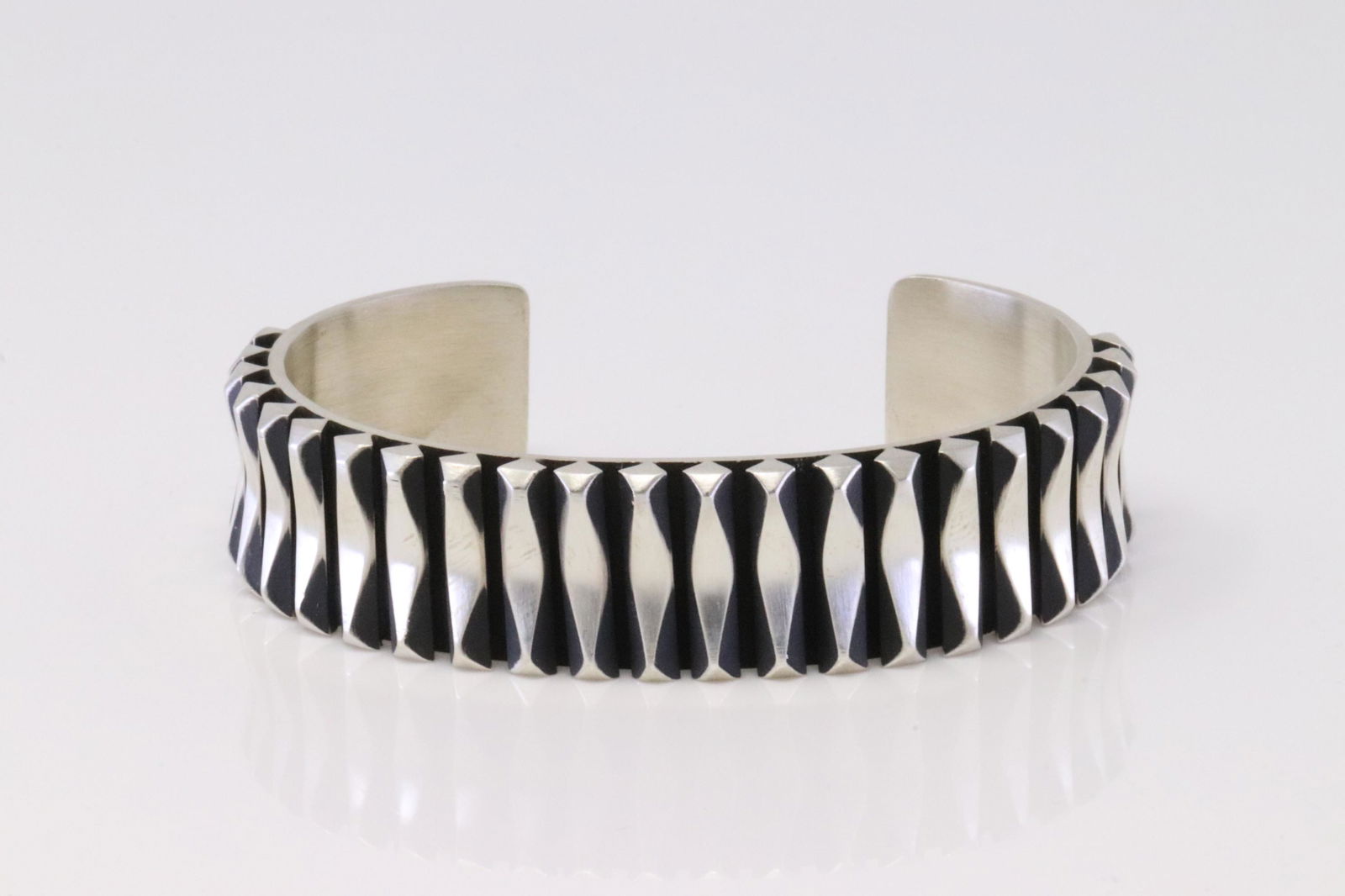 Native America Navajo Handmade Sterling Silver Cuff Bracelet By Leander Tahe. (1 of 4)