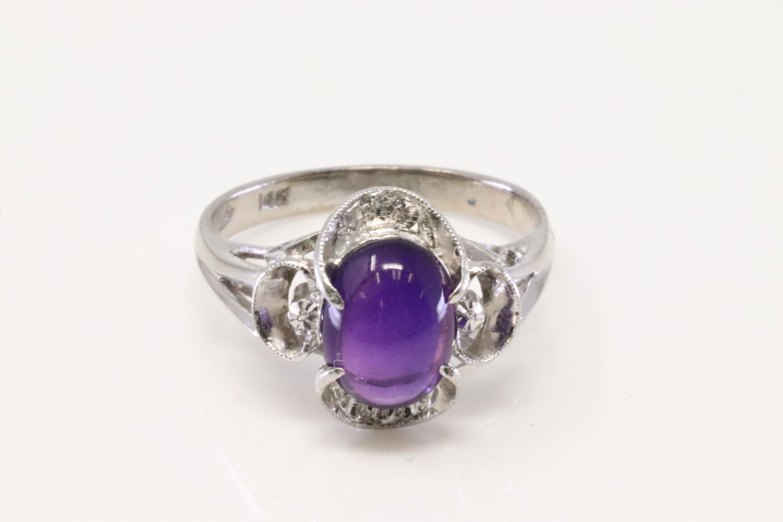 14Kt White Gold Vintage Cabochon Amethyst Ring. (1 of 5)