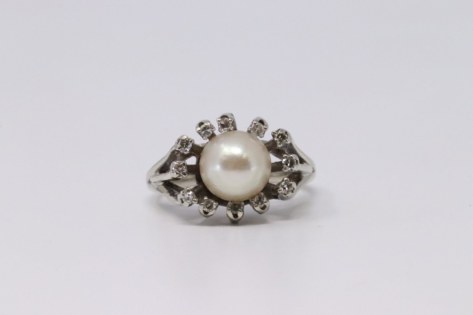 14Kt Pearl & Diamonds Ring. (1 of 4)