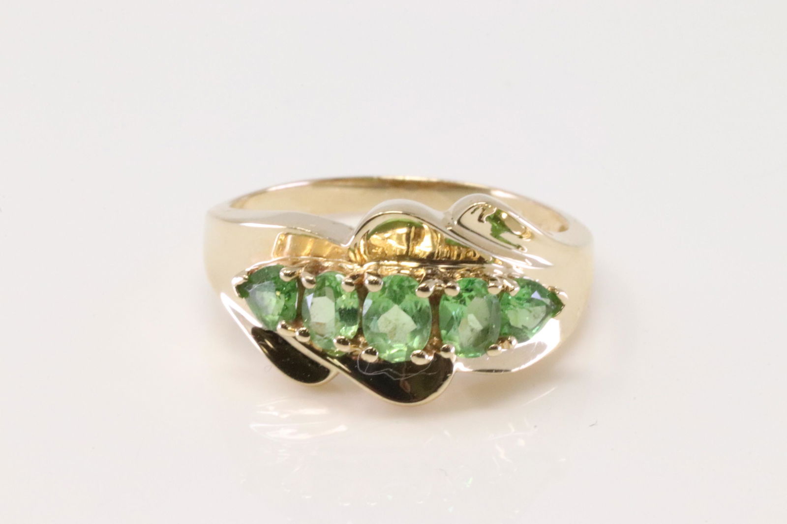 14Kt Yellow Gold Peridot Ring. (1 of 4)