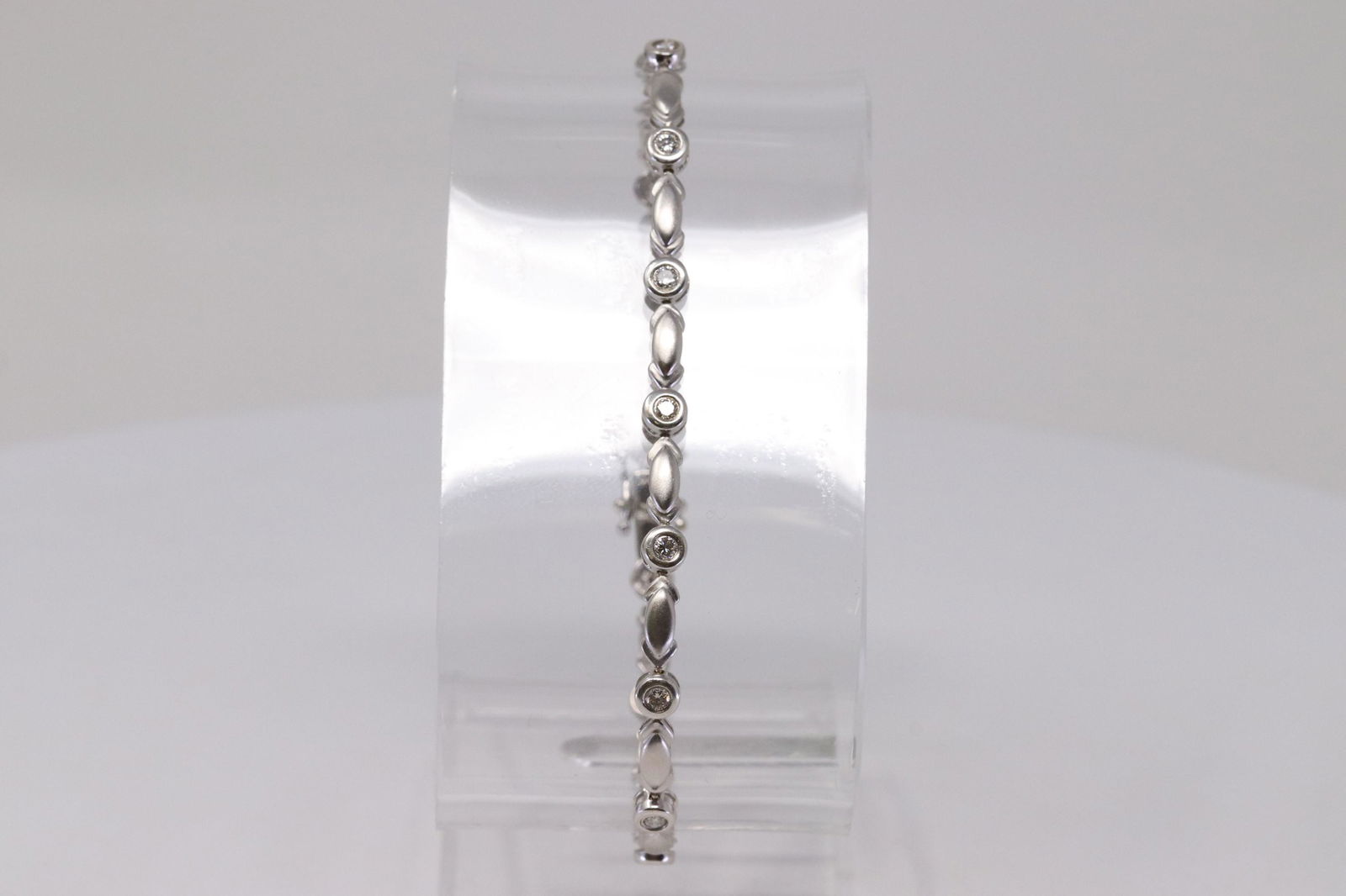 14Kt White Gold Diamond Bracelet. (1 of 5)