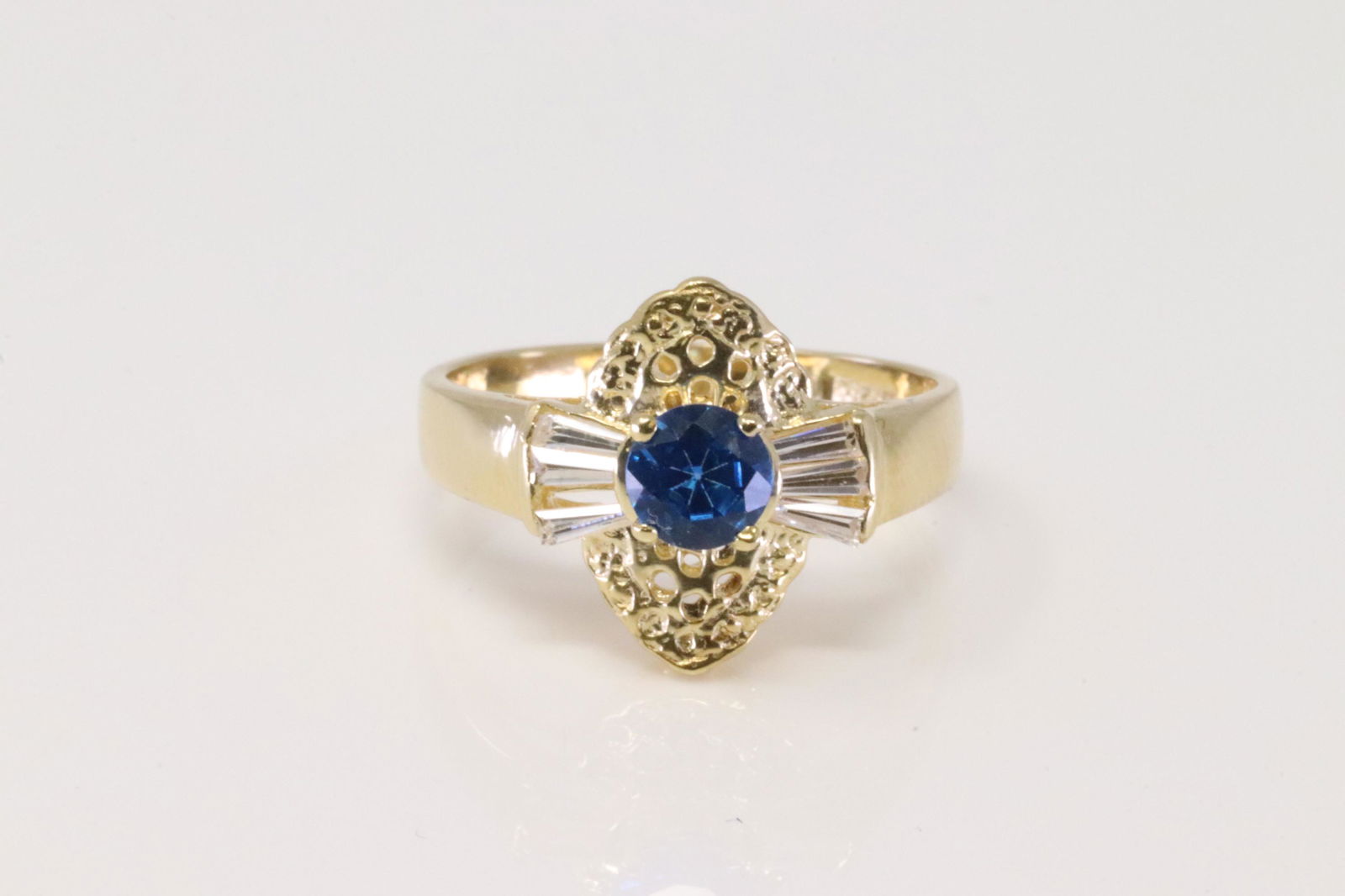 18Kt Yellow Gold Blue Stone Ring. (1 of 4)
