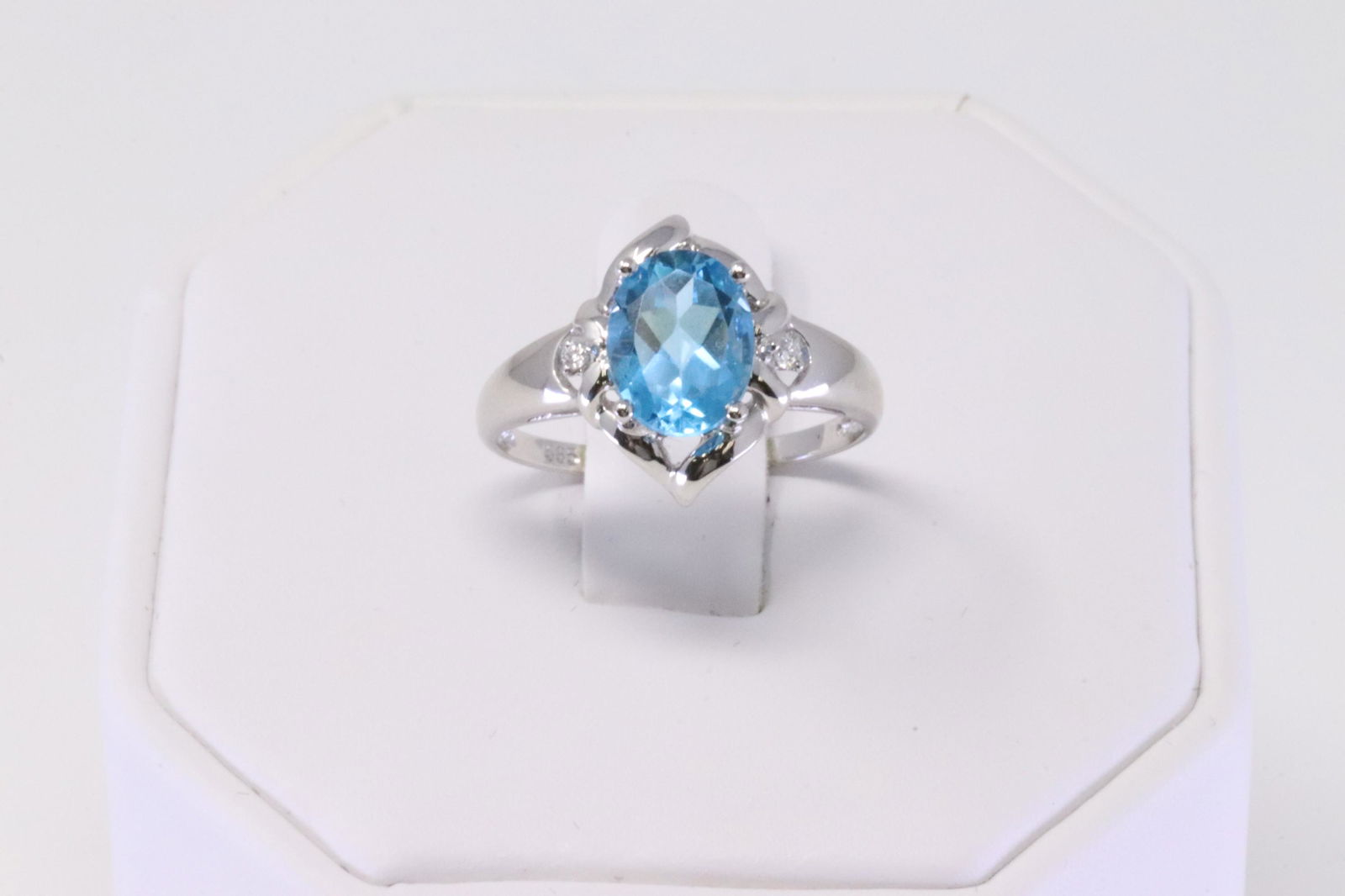 14Kt White Gold Blue Toapz / Diamond Ring. (1 of 4)