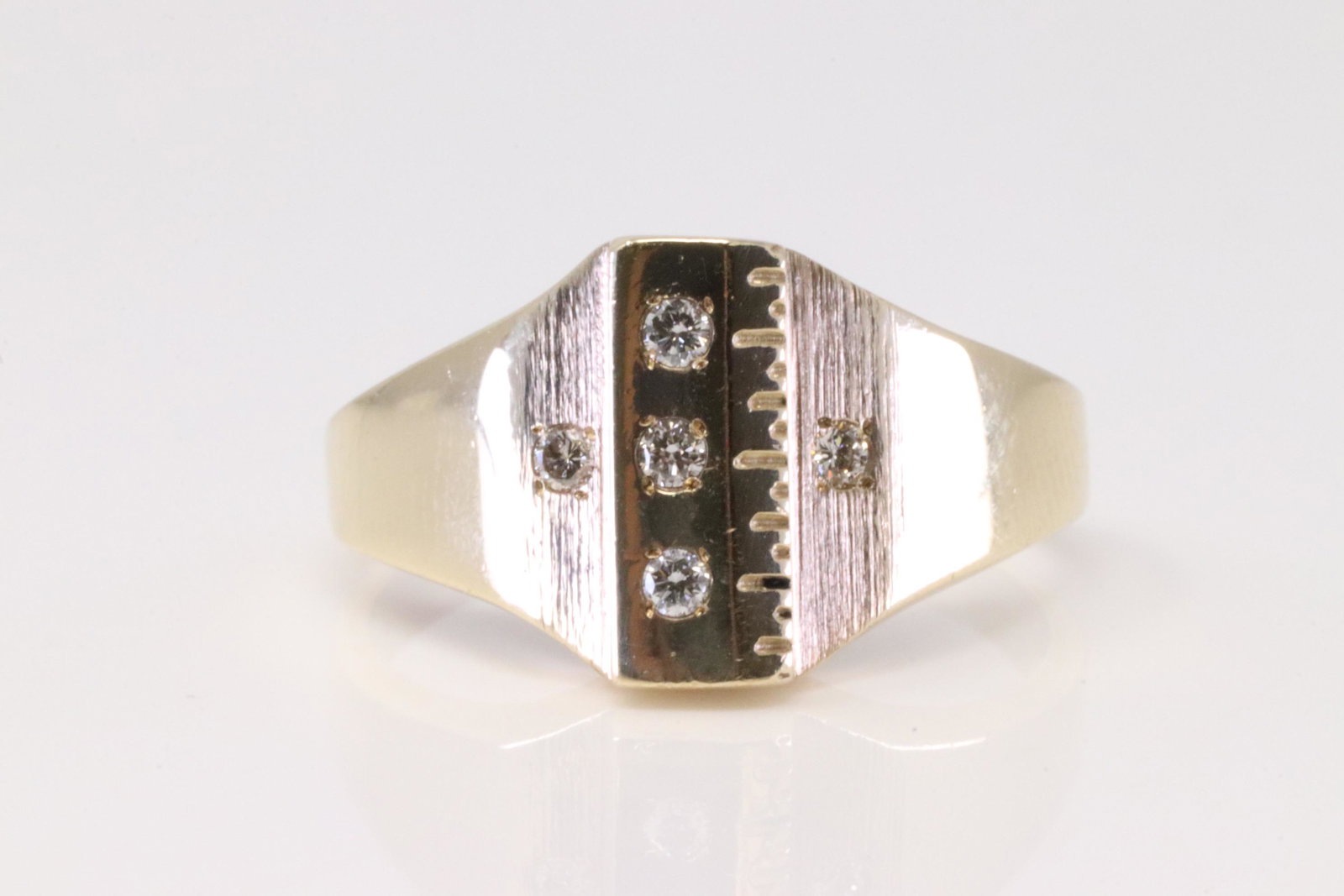 Vintage 10Kt Yellow Gold Diamond Ring. (1 of 3)