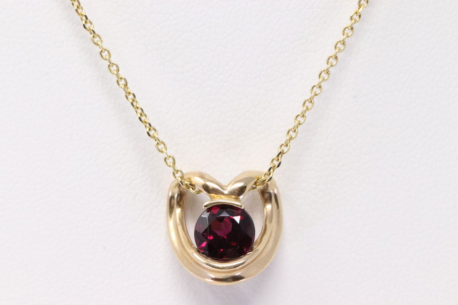 14Kt Yellow Gold Garnet Pendant. (1 of 4)