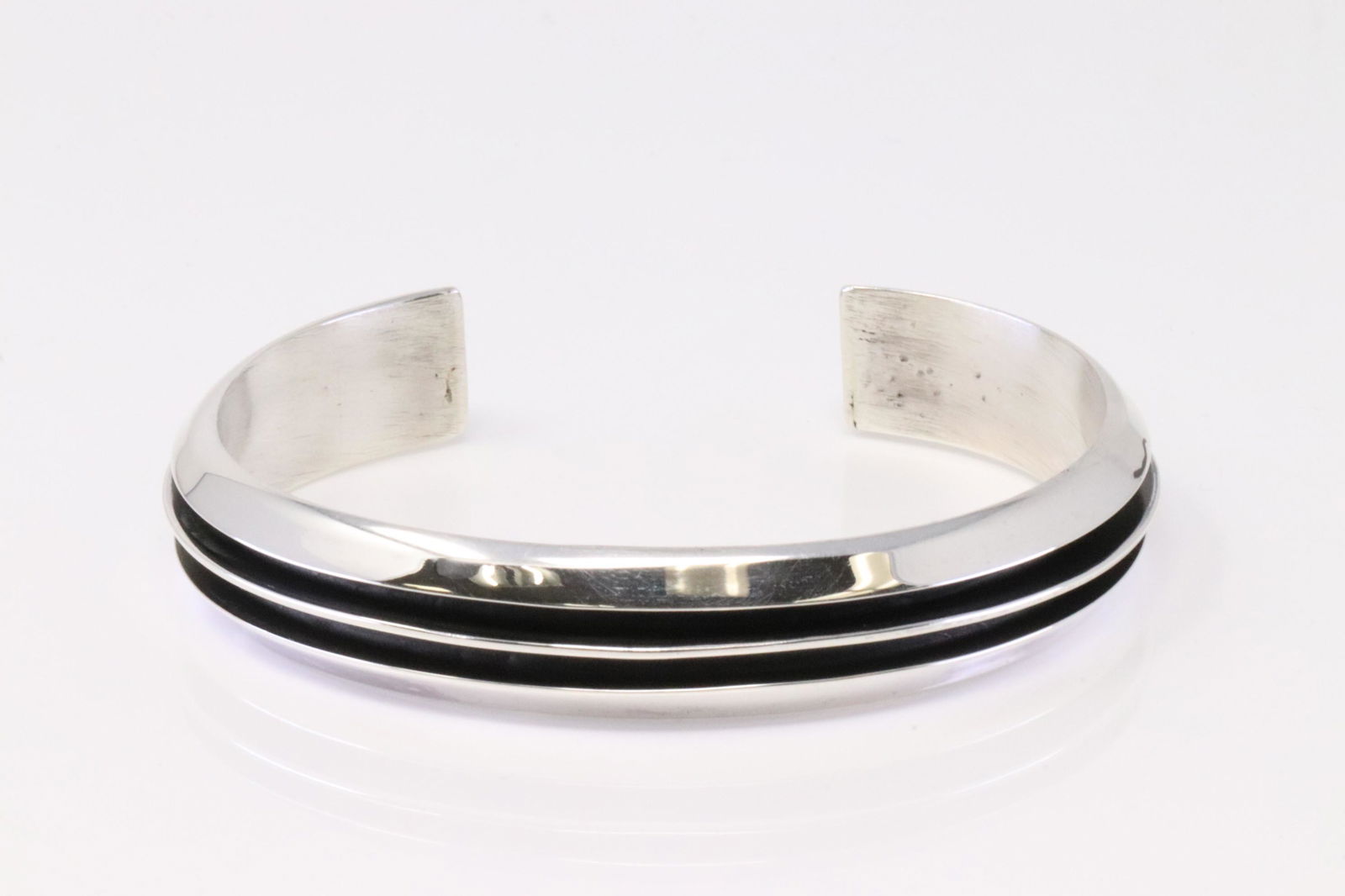 Native America Navajo Handmade Sterling Silver Cuff Bracelet By Tom Hawk. (1 of 4)
