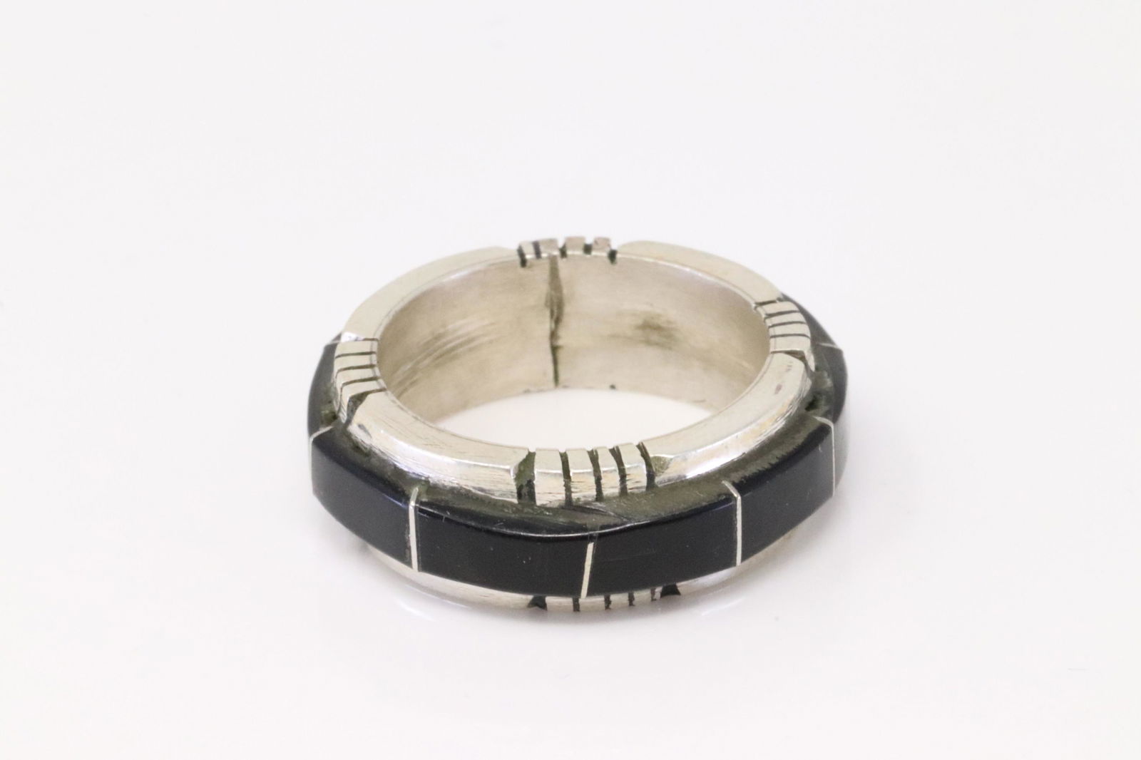 Native America Navajo Handmade Sterling Silver Black Onyx Inlay Ring. (1 of 4)