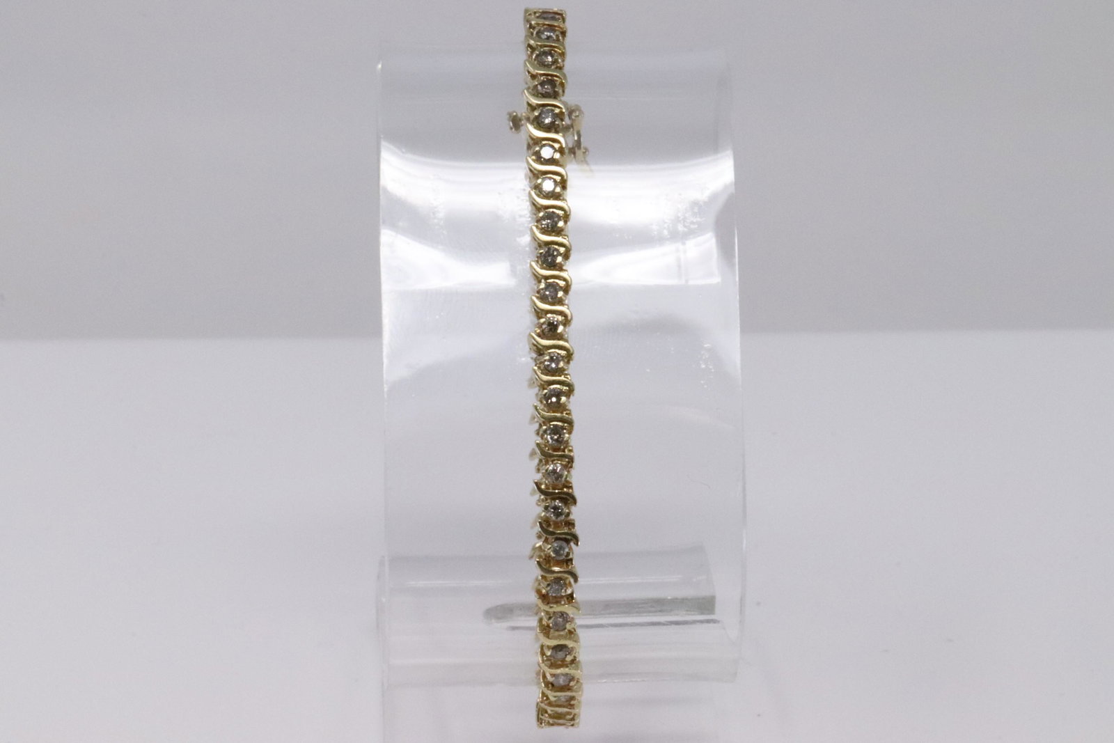 14Kt Yellow Gold Diamond Bracelet.: Ladies 14Kt Yellow Gold Diamond Bracelet. Bracelet has round 50 Diamonds. Diamonds approx weight: 2.00ctw. Bracelet length: 8.00" Total weight: 10.72 Grams.