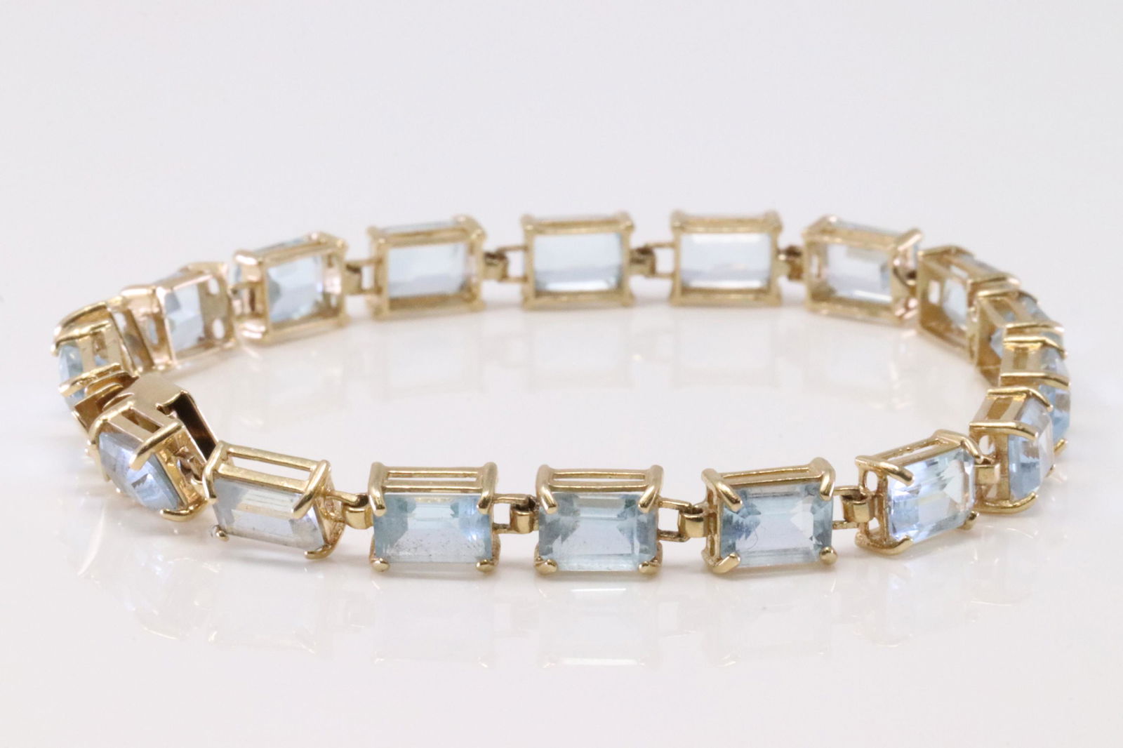 14Kt Yellow Gold Aquamarine Bracelet. (1 of 4)