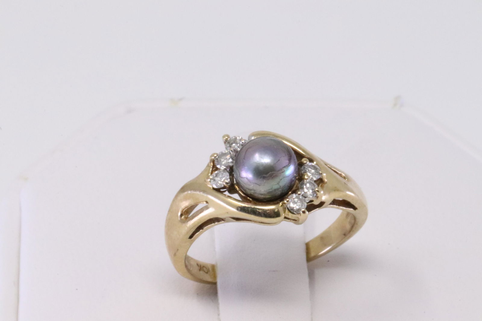 14KT Pearl Diamond Ring. (1 of 4)