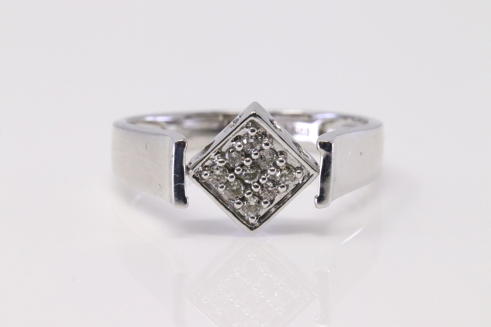 14Kt White Gold Two Side Diamond Ring. (1 of 4)