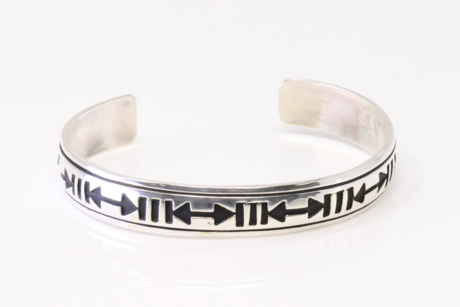 Native America Navajo Handmade Sterling Silver Designed Bracelet Cuff By T&R Singer. (1 of 4)