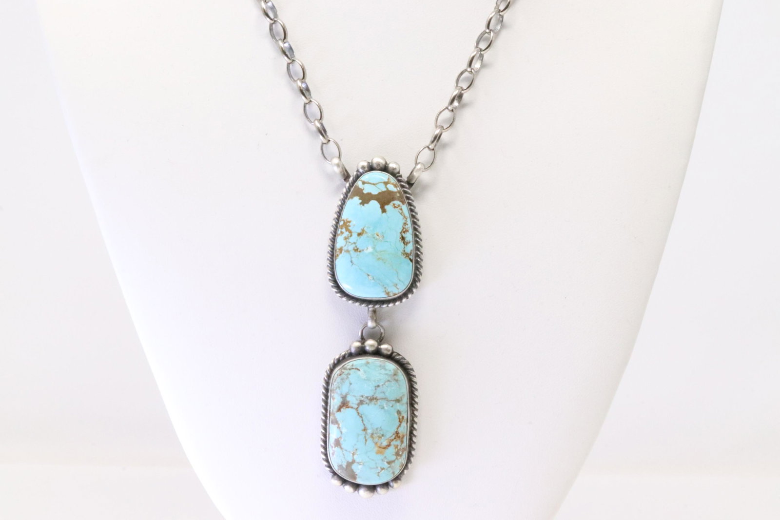Native America Navajo Sterling Silver Kingman Turquoise Necklace By Alfred Martinez.: This is a Native America Navajo Sterling Silver Kingman Turquoise Necklace By Alfred Martinez. Necklace length: 16.00"