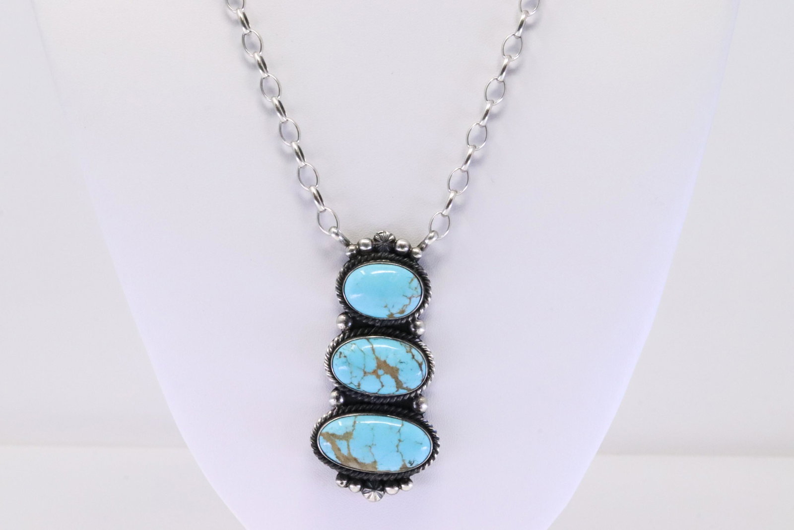 Native American Navajo Sterling Silver Kingman Turquoise Necklace By Alfred Martinez.: This is a Native American Navajo Sterling Silver Kingman Turquoise Necklace By Alfred Martinez. Necklace length: 18.00"