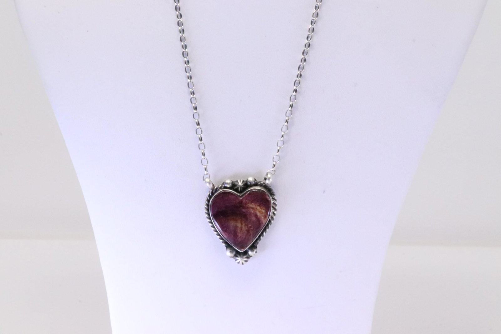 Native America Navajo Sterling Silver Purple Spiny Oyster Heart Necklace By Alfred Martinez.: This is a Native America Navajo Sterling Silver Purple Spiny Oyster Heart Necklace By Alfred Martinez. Necklace length: 18.00"