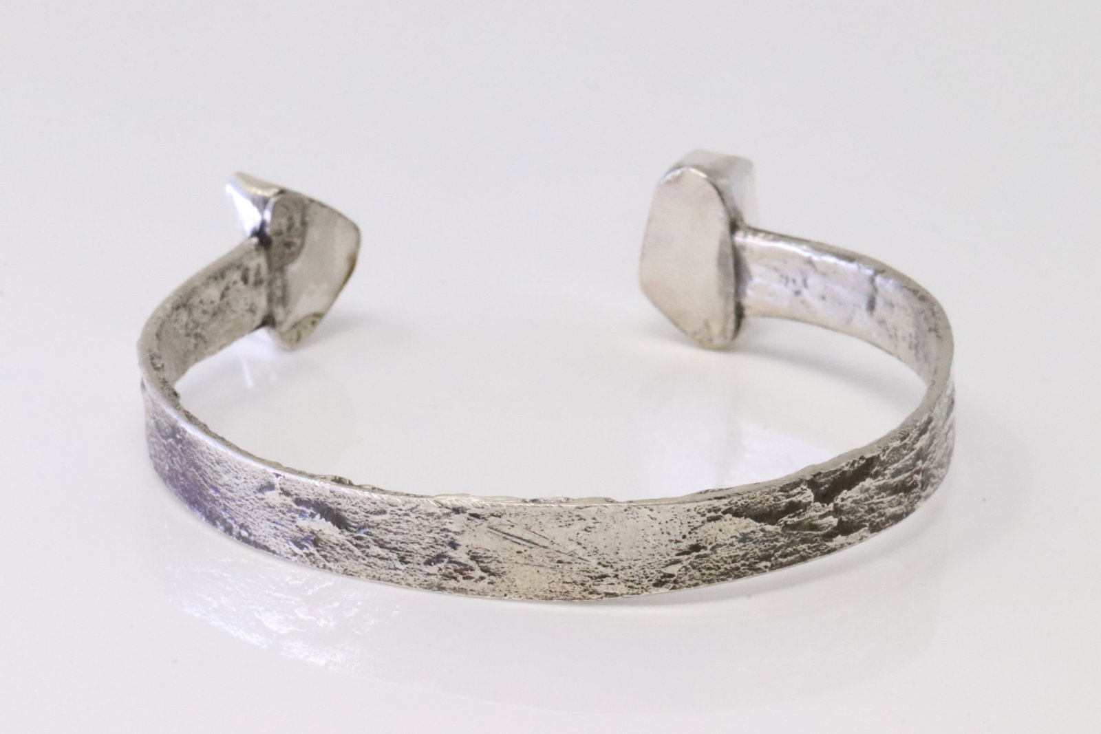 Native America Zuni Sterling Silver Kingman Turquoise Bracelet By Jude Candelaria.: This is a Native America Zuni Sterling Silver Kingman Turquoise Bracelet By Jude Candelaria.