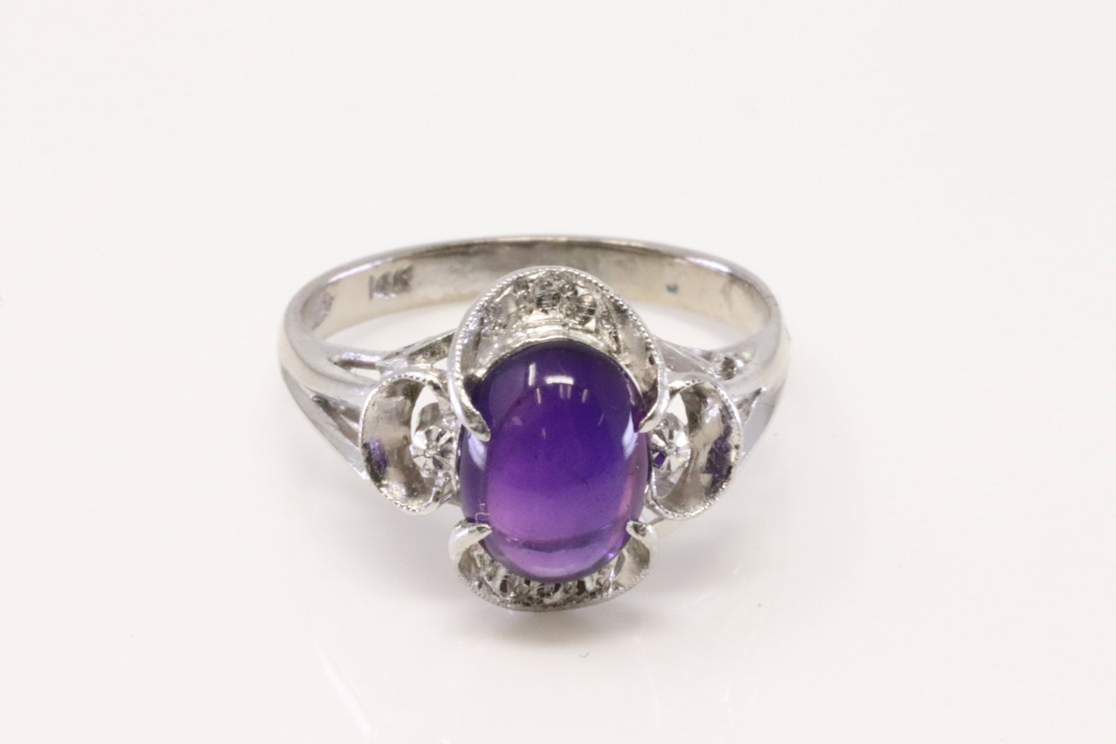 14Kt White Gold Vintage Cabochon Amethyst Ring. (1 of 5)