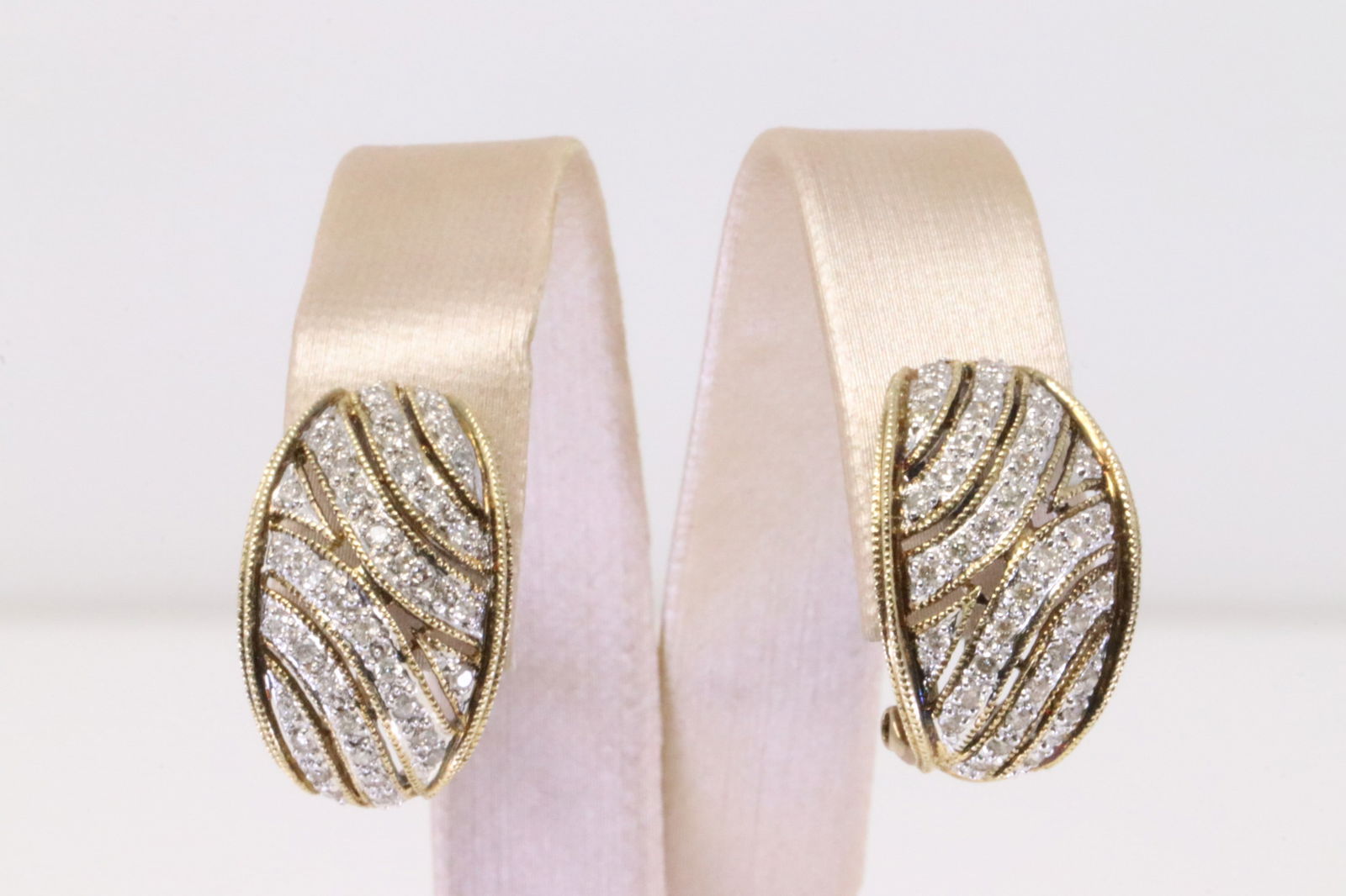14Kt Yellow Gold Diamond Earring. (1 of 4)