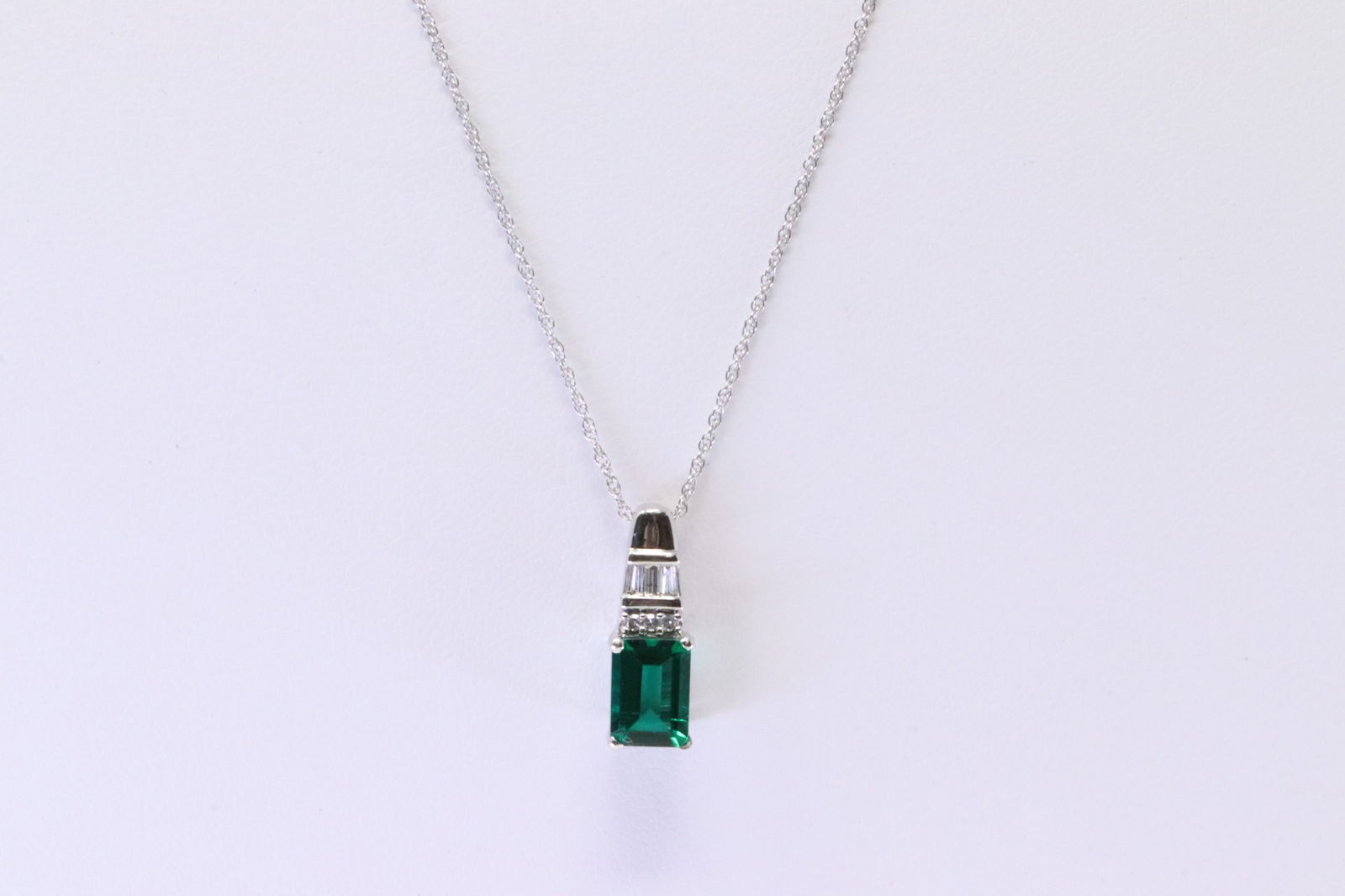 Emerald & Diamond Pendant / Necklace 10Kt. (1 of 4)