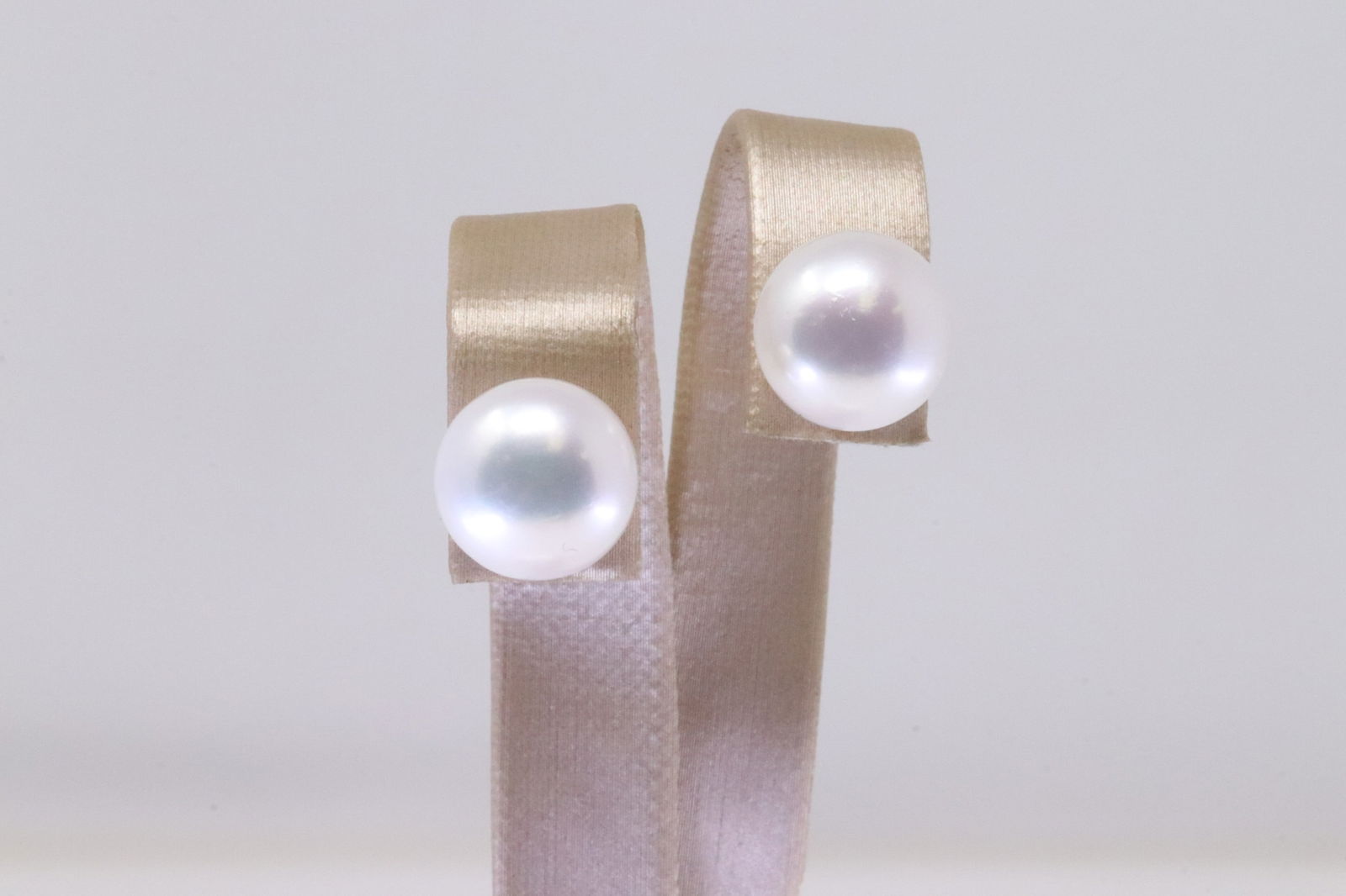 Pearl Stud Earring 14Kt.: Ladies 14Kt Yellow Gold Pearl Stud Earring. Pearl Measure: Total weight: 5.10 Grams.