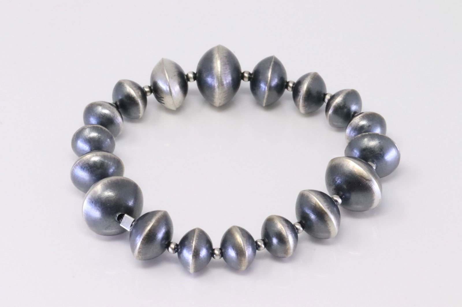 Native America Navajo Sterling Silver Pearl Beaded Stretch Bracelet. (1 of 4)