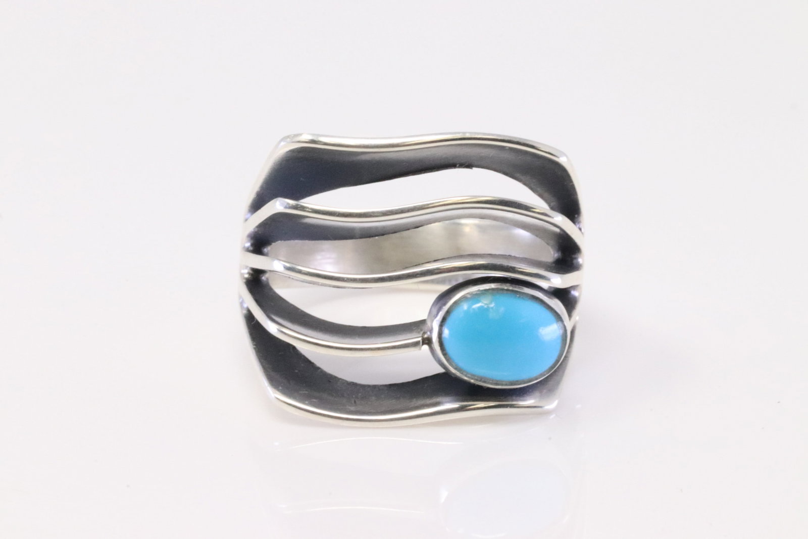 Native America Navajo Sterling Silver Turquoise Ring By James Bahe.: This is a Native America Navajo Sterling Silver Turquoise Ring By James Bahe. Ring size: 7.00.