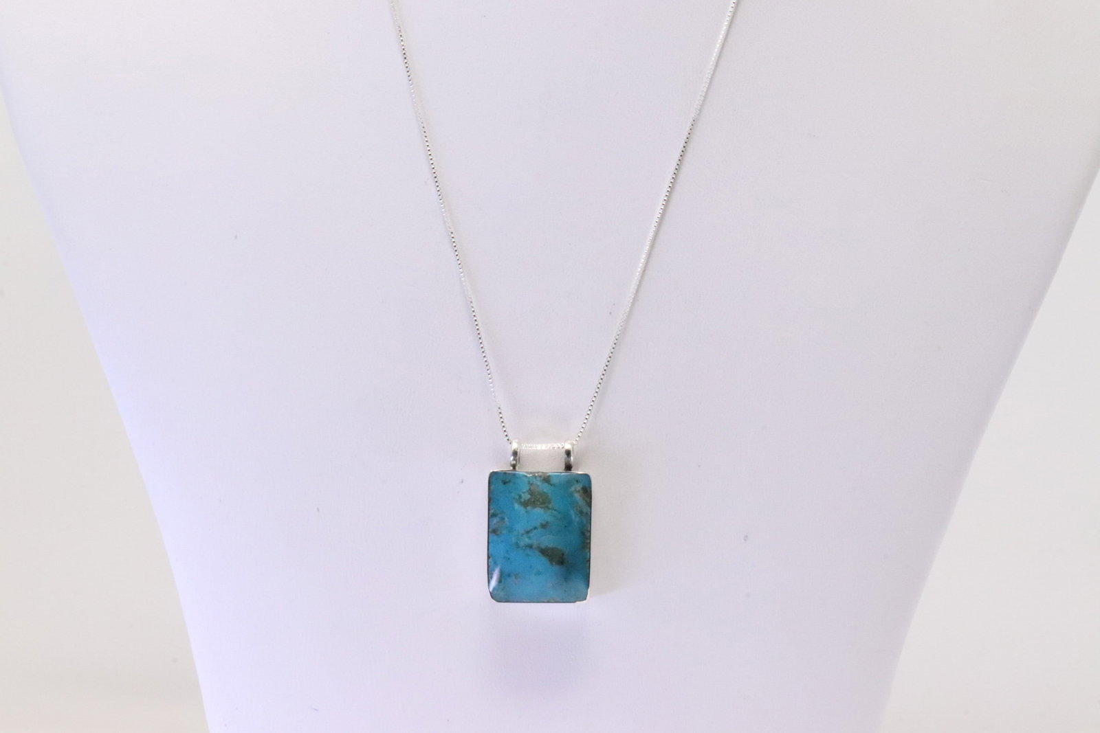 Native America Navajo Sterling Silver Turquoise Necklace By Gilbert Smith.: This is a Native America Navajo Sterling Silver Turquoise Necklace By Gilbert Smith. Necklace length: 18.00"