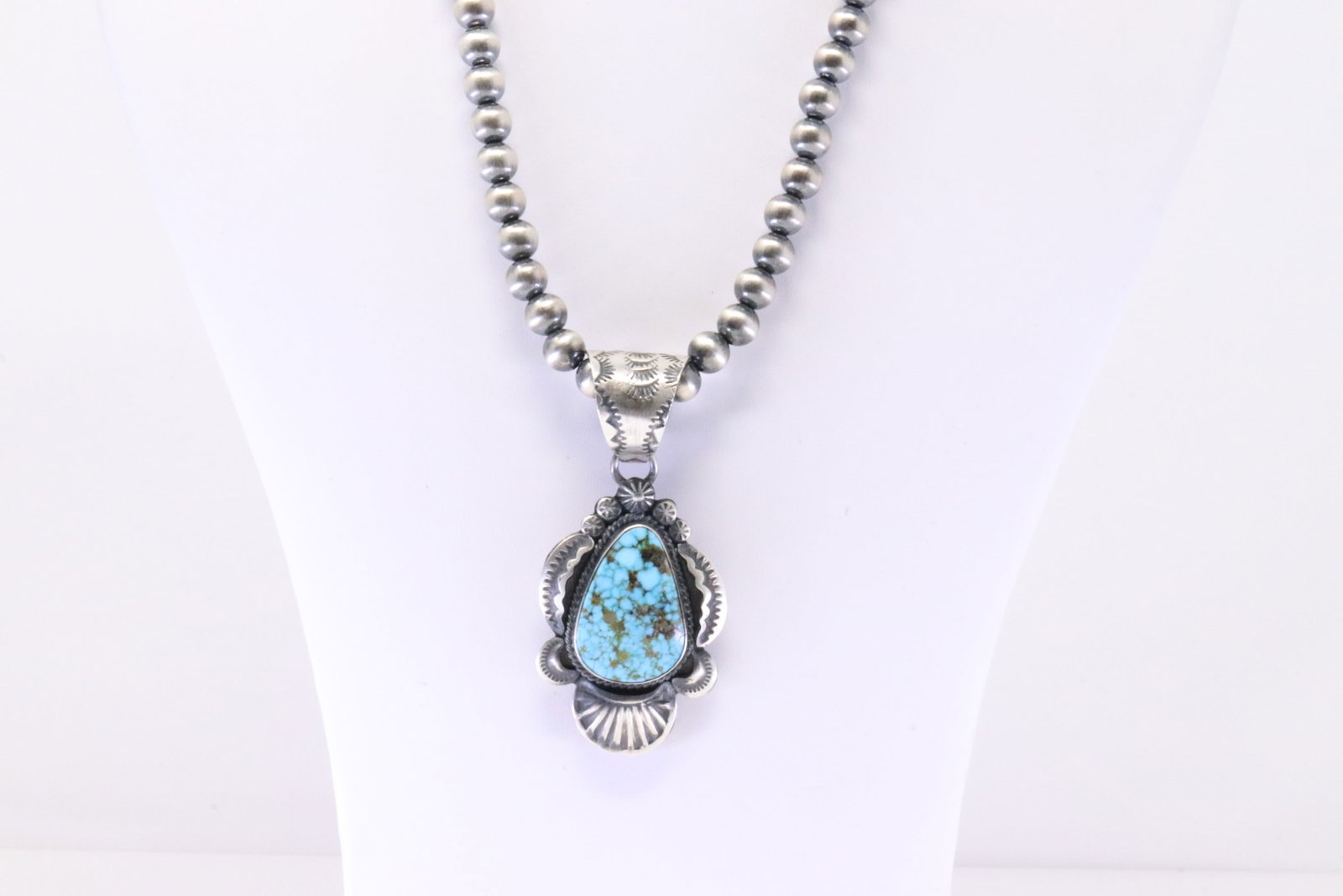 Native America Navajo Sterling Silver KingmanTurquoise Necklace By Gilbert Smith.: This is a Native America Navajo Sterling Silver Kiangman Turquoise Necklace By Gilbert Smith. Necklace length: 18.00"