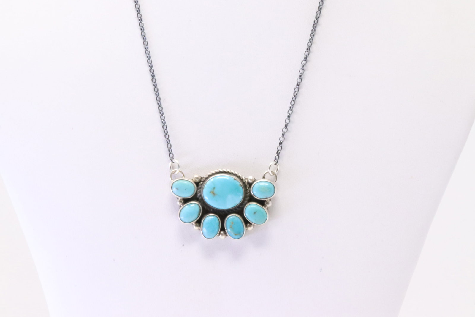 Native American Navajo Sterling Silver Kingman Turquoise Necklace By Geraldine James.: This is a Native American Navajo Sterling Silver Kingman Turquoise Necklace By Geraldine James. Necklace length: 16 .00"