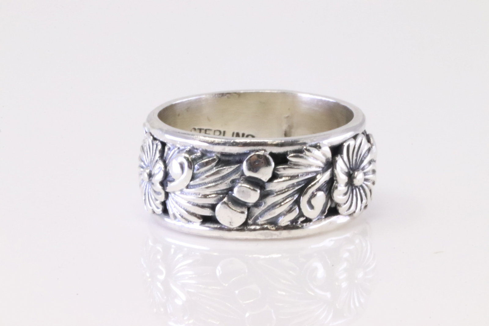 Native American Navajo Sterling Silver Floral Ring By Tom Dinetso.: This is a Native American Navajo Sterling Silver Floral Ring By Tom Dinetso. Ring Size: 5.75.